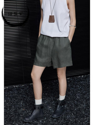 【鈷藍家】街頭型錄灰綠色亞麻短褲女夏季新款休閑寬鬆設計感小眾日系少年感休閒小熱褲