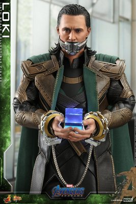 可面交 Hot Toys - MMS579 -《復仇者聯盟：終局之戰》洛基（Loki）1/6 比例人偶，封面官圖，後面實拍，有過期保卡。（ 客房床）