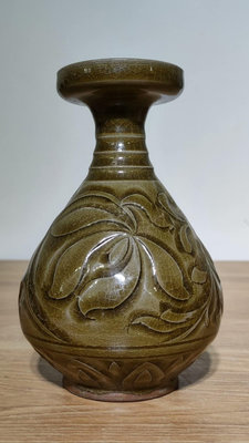 耀州窯剃刻花瓶，開片細密，高13厘米左右，好品