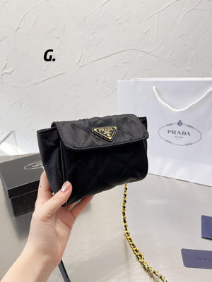 小Z代購#Prada 三角包 5色 新款迷你小三角包 穿皮鏈條包 單肩斜挎包 精致零錢包 尺寸 16 13cm