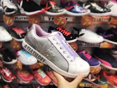 帝安諾-5折出清PLAYBOY 休閒運動 輕量 板鞋 女 記憶鞋墊 雜誌款 白銀紫色 Y9553