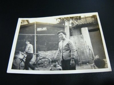早期~50年代老照片~(日本時期 老房子 老腳踏車 二輪拉車)6.5X9公分