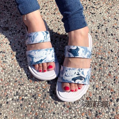 {潮鞋瘋}NIKE BENASSI DUO ULTRA 迷彩雲彩 白藍色 雙帶 拖鞋 女段 819717-002