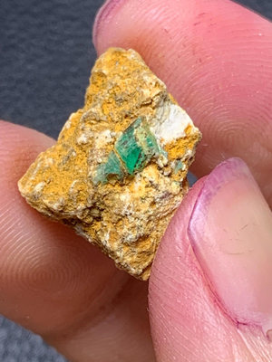 【二手】祖母綠礦標，來自阿富汗潘杰希爾，（忽略我吃了桑椹洗不掉的手） 原石 水晶 擺件 【探幽坊】-759