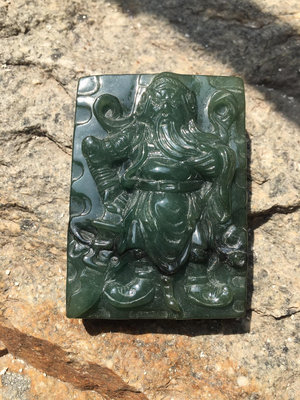 天然緬甸翡翠關公玉牌，純手工雕刻，尺寸長寬厚約6.2*4.4
