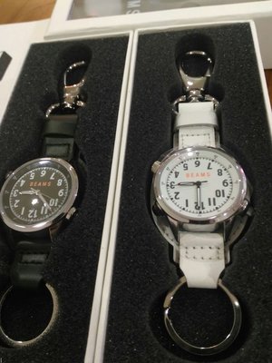 全新日本選物店龍頭品牌beams登山運動掛錶，白與深綠兩色可選，附照明燈功能。可用於背包或皮帶腰掛用。
