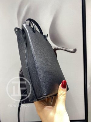 M94471 Louis Vuitton Capucines MM Handbag -Magnolia