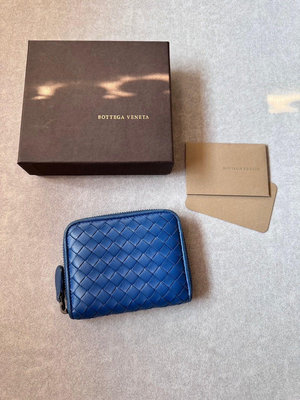 BV 95 新，藍色真皮 拉鏈小短夾 實用款 卡包 零錢包 正常使用，經典編織羊皮  配件：盒子、紙卡  ❤️ 甜8900