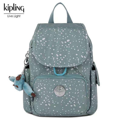 小Z代購#Kipling 猴子包 K12671 淺藍潑墨 輕量 多夾層時尚雙肩後背包 兩側有口袋 實用經典 旅行 出遊 防水 中款