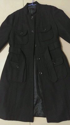 （冬衣出清）英國精品 FRENCH CONNECTION 英倫書院風格中性黑羊毛長大衣/外套。前開釦大方口袋，小立領腰繫帶，尺寸16碼，簡單大方 三宅一生 夏姿