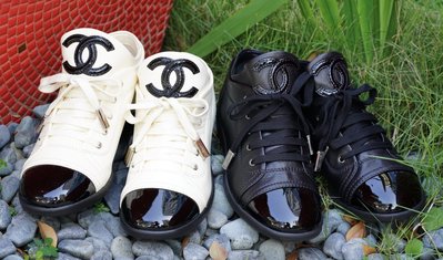 Chanel G25313 CC Sneakers CC 休閒鞋 白 黑 CC 現貨