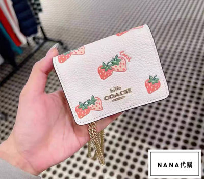 NaNa代購 COACH CB607 蔻馳新款迷你款草莓斜挎鏈條卡包 短款零錢袋 可拆卸鏈條 附購證