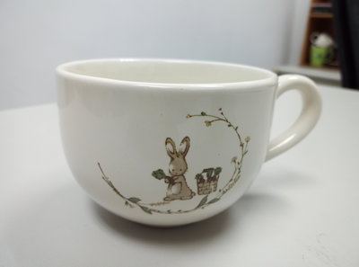 陶瓷杯 茶杯 水杯。類似彼得兔之兔子圖案。直徑約8.5公分，高約6公分。