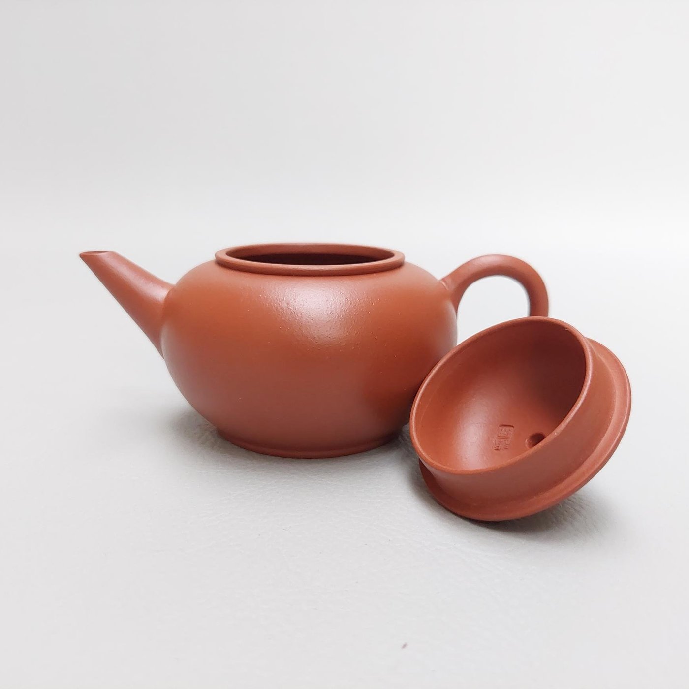 宜興紫砂朱泥摹古水平壺，特選上好朱泥精緻製成小品壺，壺型傳統古樸