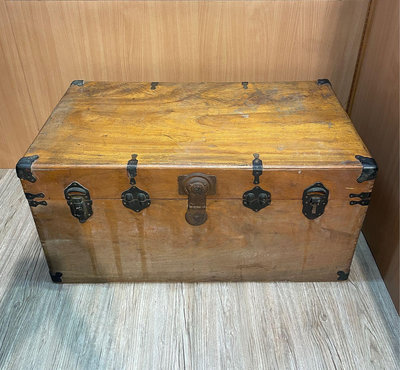 早期木製收納箱 木製收納箱 老木箱 木質收納箱 木製箱 木箱 寶藏箱 收納櫃 造型背景 裝置藝術（鎖頭及扣環有瑕疵）
