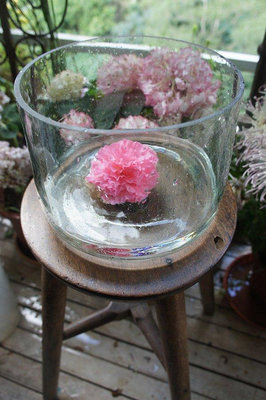 台灣    早期    玻璃缸 魚缸 花器  老玻璃 有多處氣泡     整組高度約 16.5 cm     開口玻璃邊有磨損       老物件 有使用痕跡,