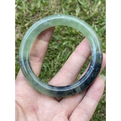 ��58.3mm Natural Serpentine jade Xiu yu jade��岫玉果綠色高冰飄水墨手~隨意飾品