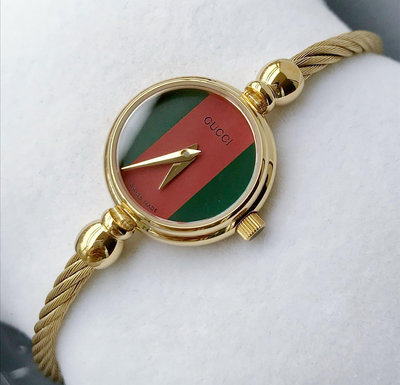 GUCCI 2047L 紅色配綠色錶盤 金色扭索不鏽鋼手鐲式錶帶 石英 女士手錶