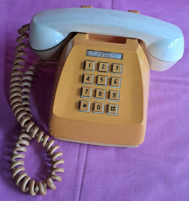 早期600-TT型米黃色電話機