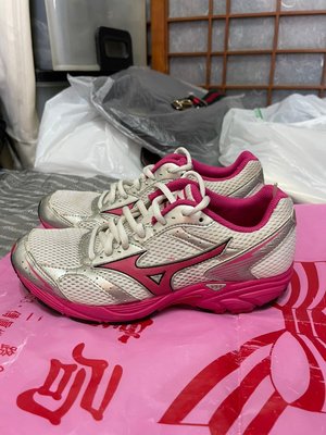 「 二手鞋 」 Mizuno 女版運動休閒鞋 US7（銀粉）82