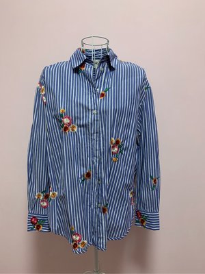 二手衣物．H&M 刺繡花漾直紋側開叉弧擺襯衫