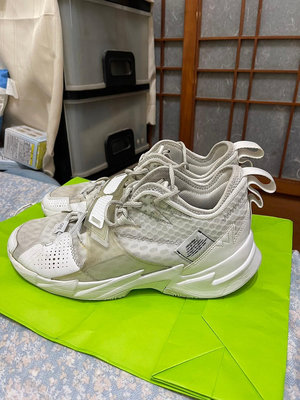 「 二手鞋 」 Nike 男版籃球鞋 US11（白）鐵3-4