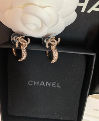 Chanel （雙C logo三面立體晶鑽）針式耳環🙋少使用，美品；這款單1個戒指價格20000元左右！分享價！