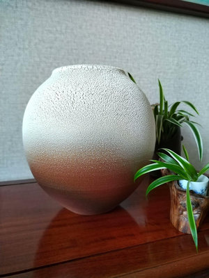 陶瓷花瓶花入日本 京燒 荒肌紋柴燒大花瓶 底款在銘白瓷信樂燒