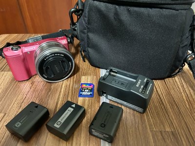 SONY A5000 + 16-50mm 單眼相機+原廠電池x3+原廠座充+32GB記憶卡+行動包 誠可議 二手良品