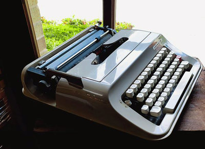 西班牙 早期 打字機  . 作動完整 漂亮 . 尺寸 約 36 / 38 . 色帶為消耗品需自行更換西班牙 早期 打字機