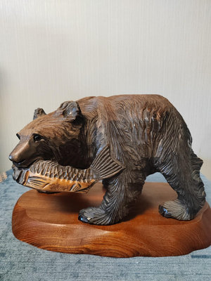 北海道秋田杉一木雕熊擺件，整塊木頭手工雕刻而成，雕工精湛，細