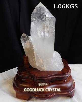天然原礦白水晶簇～骨幹水晶柱，淨重约1.06公斤，贈底座～好運到水晶坊(D5_9)