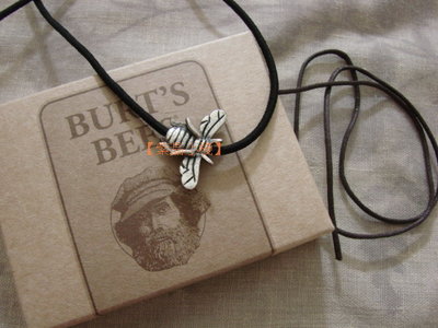 【紫晶小棧】Burt's Bees 伯特小蜜蜂 小蜜蜂幸運御守 項鍊 飾品 吊飾 品牌收藏 蜜蜂爺爺