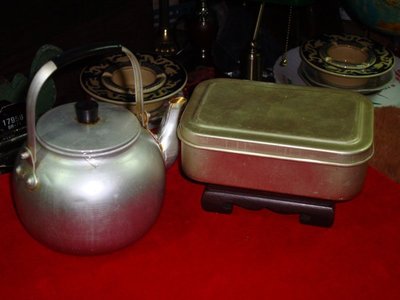 典藏兩個台灣早期精緻的小茶壺和便當盒(已不多見啦)