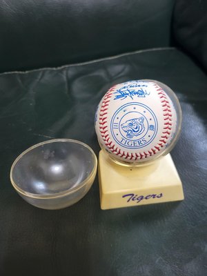 中華職棒三商虎三商棒球隊 全隊簽名球。塑膠盒