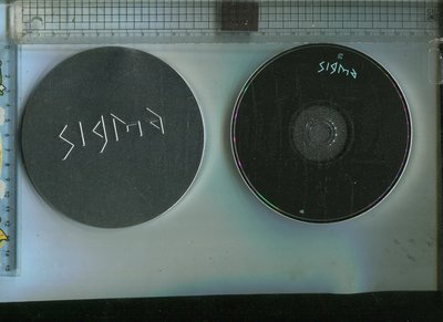 SIGMA 首張同名專輯(限量鐵盒版)  華研宣傳品(CD+寫真歌詞) 2010  讓我一次愛個夠