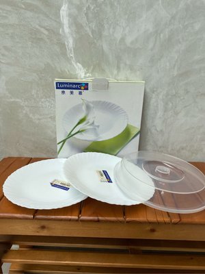 法國LUMINARC 樂美雅餐具組 純白摺紋邊 兩盤+微波保鮮蓋 盤直徑25.8cm 保鮮蓋材質PP