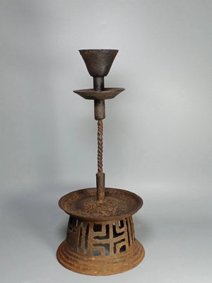 明清山西民俗鐵器油燈。 高43cm，底盤直徑19cm，燈盤口