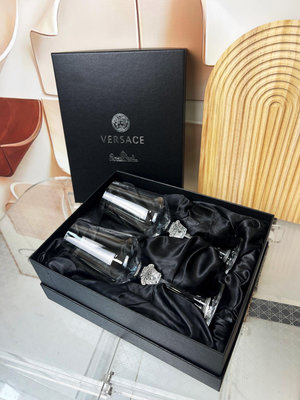 Versace 紅酒杯以其鮮明的設計風格，獨特的美感