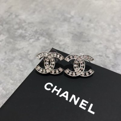 Chanel Logo鑲鑽耳環《精品女王全新＆二手》