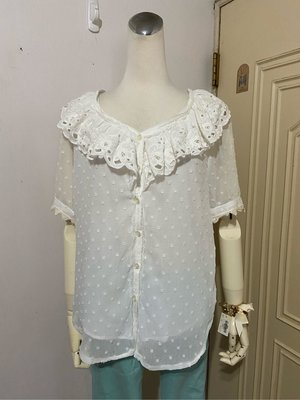 精品服飾米白色雕花布蕾絲圍領凸點點雪紡衫(適M～L)*250元直購價