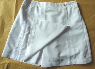 Fila網球褲裙，白、深藍2色選擇