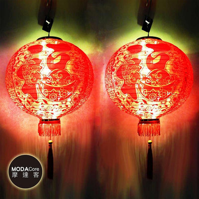 摩達客◉農曆春節元宵◉20吋植絨魚福紅燈籠(一組兩入)+LED50燈插電式燈串暖白光(附IC控制器)YSC-2408001