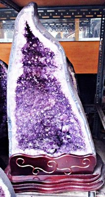 【免運】巴西 金型 天然大紫水晶洞(75公斤) 含輪子木座，高91公分，洞超深入約20.5公分，有天然大晶柱，顆粒大