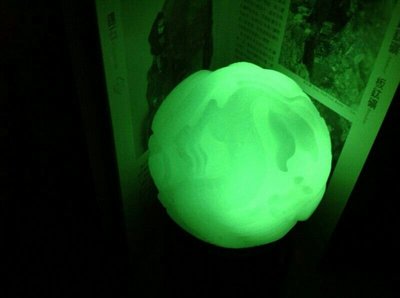 100%天然夜光石 雕雙龍戲珠 直徑約10cm 綠光 吸光力很強 又名夜明珠 （吸光以後可以讀書看字非常清楚（限面交）
