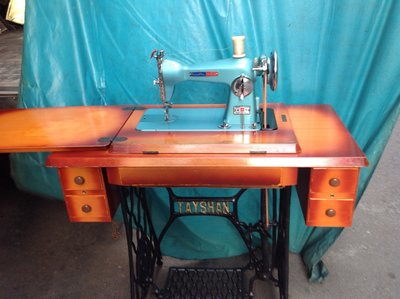 家用縫紉機，九成新 國際牌 縫紉機，實木板 ，可永保存、家庭縫補、厚薄通用