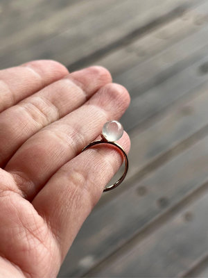 翡翠玻璃珠18k玫瑰金戒指 圓珠直徑約6.7mm 內徑15.8開口可微調