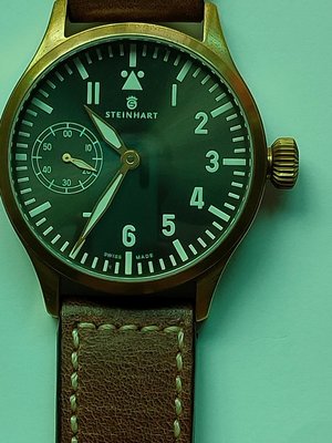 （已交流）神赫手錶，青銅材質，手上鍊機芯，錶徑44 mm，瑞士eta 6497-1機芯；盒單齊全，只有把玩沒有配戴，因此新的很