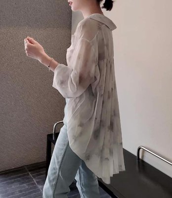 正韓 COPINER仙女衣櫃的暈染襯衫,背後百摺設計,可當上衣或外罩衫。原價＄2280，連線價$1290。艾蜜同款。