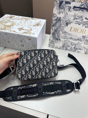 【熱賣精選】 Dior 迪奧 新款homme老花相機包 雙隔層！設有卡位 實用百搭 尺寸17.7.13